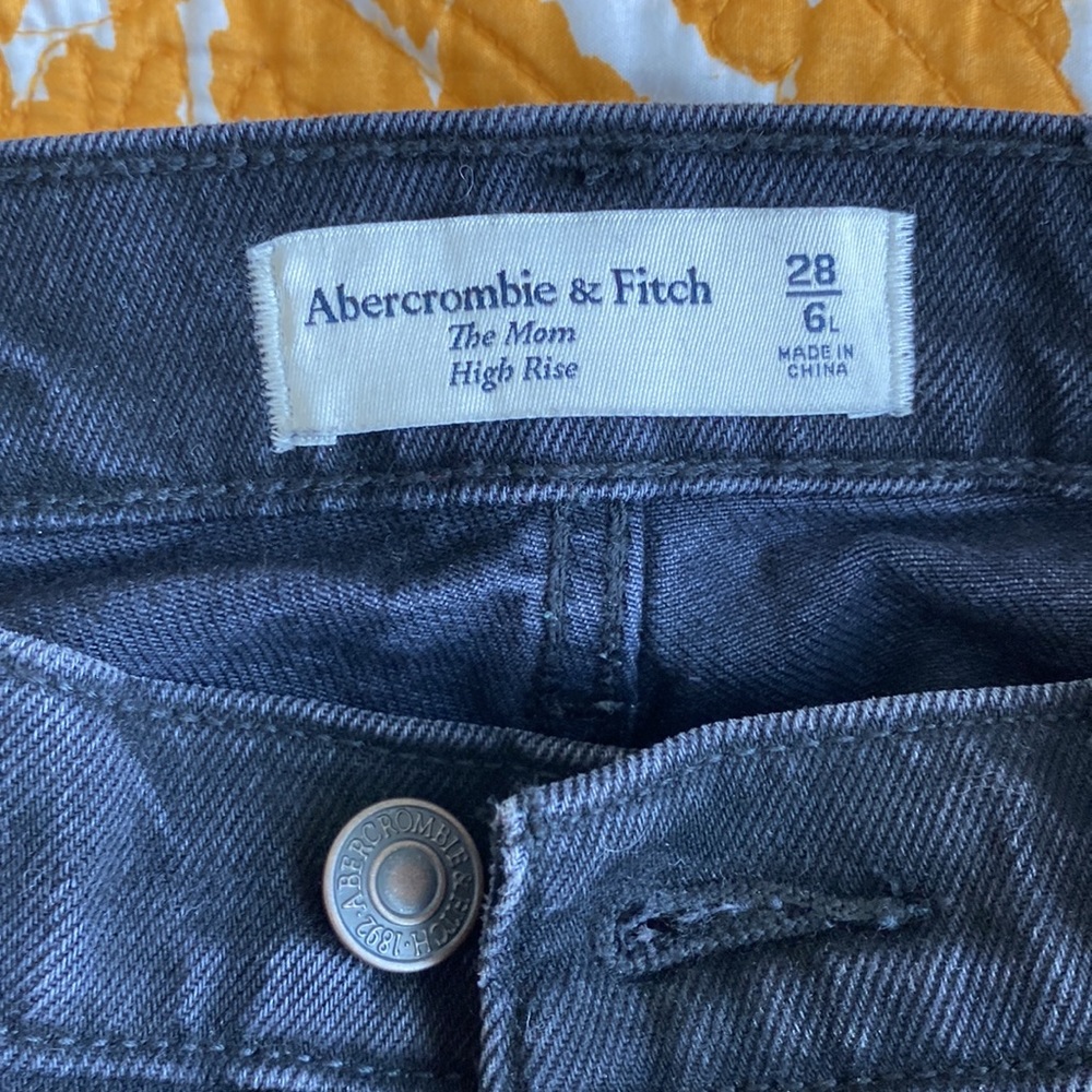 Abercrombie Size 6 L the mom high rise